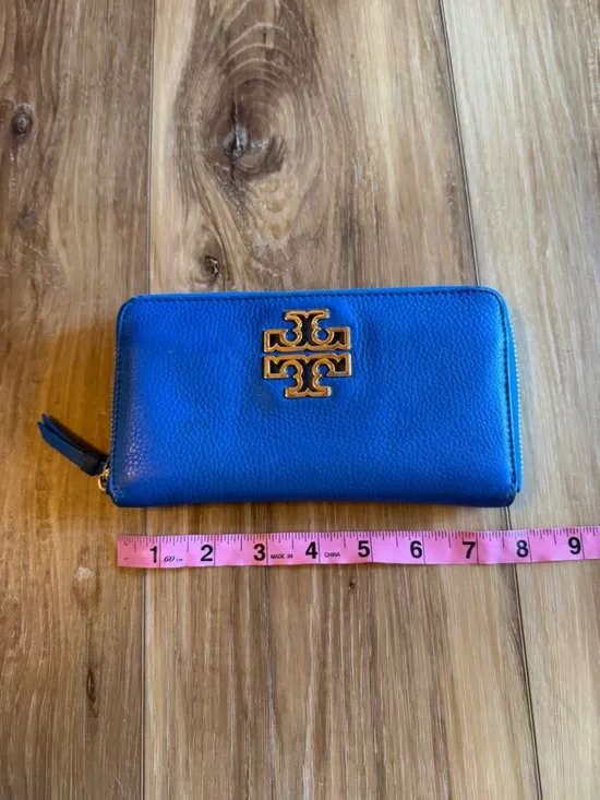 Tory Burch Britten Blue Pebbled Leather Zip Around Continental Wallet - Picture 2 of 8